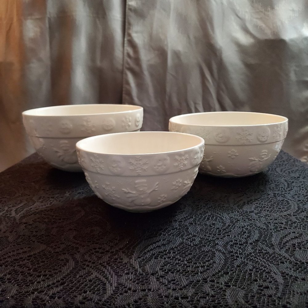 UNUSED vintage set of 3 white ceramic holiday nesting bowls (NO BOX)